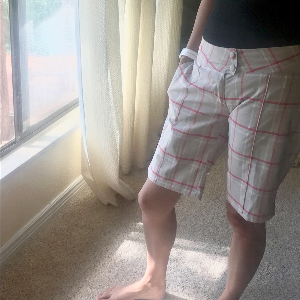 Oakley Bermuda/Golf Shorts Size 2